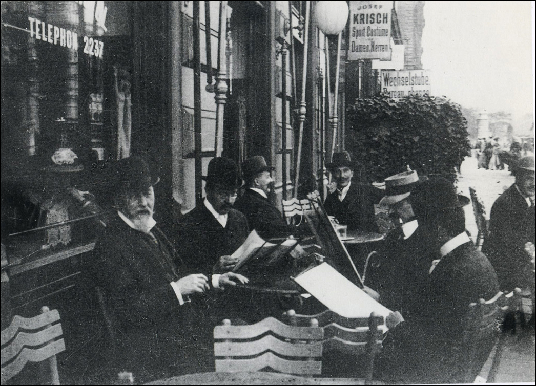 Wagner Hoffmann Moser in el jardin del Cafe Bristol foto anónima de 1903 reducida